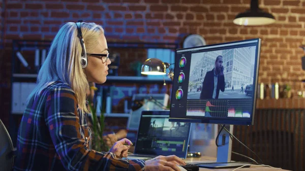 Video düzenleme üzerinde çalışan kadın