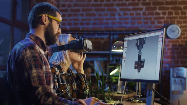 Diseñadores creando juego de ordenador — Foto de Stock