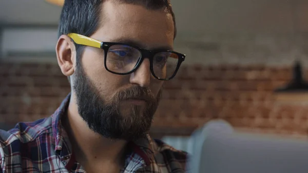 Hombre barbudo enfocado usando computadora — Foto de Stock