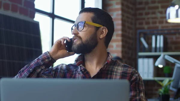 Hombre barbudo hablando por teléfono en la oficina — Foto de Stock