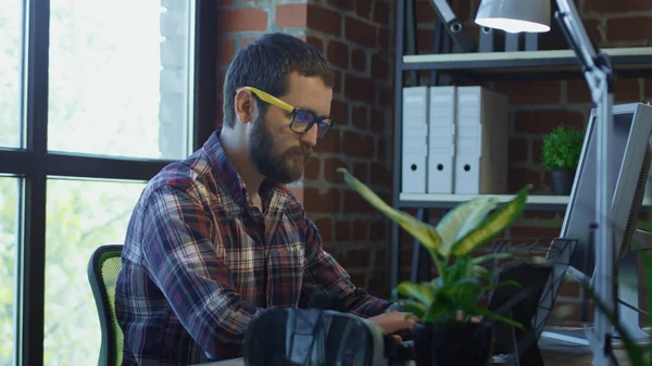 Hombre barbudo enfocado usando computadora — Foto de Stock