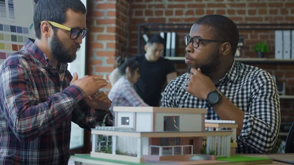 Hombres colaborando en un nuevo proyecto de casa — Foto de Stock