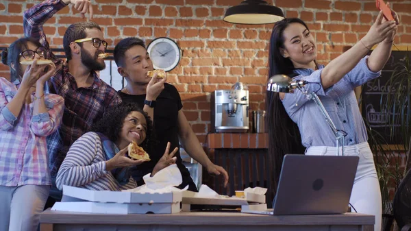 Compañeros alegres tomando selfie con pizza — Foto de Stock