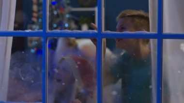 Yılbaşı gecesini donmuş penceresinde heyecanlı çocuk