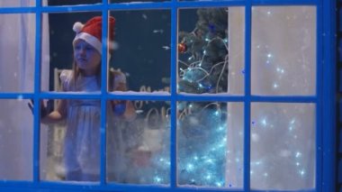 Noel Baba şapkası pencereden çekici kız