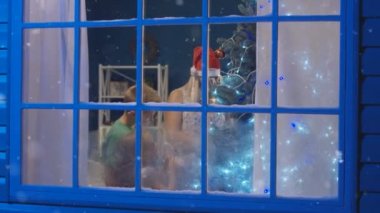 Ağaç evde dekorasyon çocuğu olan kadın