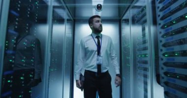 Sunucu rafları arasında yürüyüş mühendisi