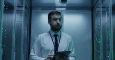 Sunucu rafları arasında yürüyüş mühendisi