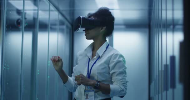 Donna etnica con occhiali VR che lavora nel data center — Video Stock