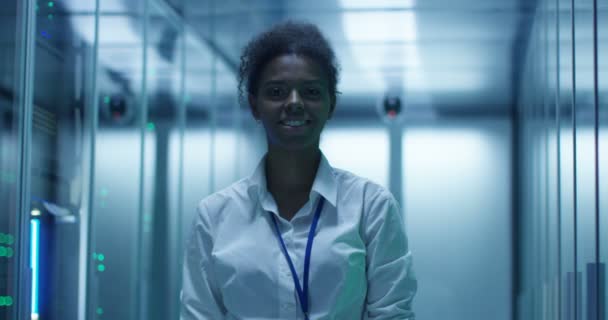 Sorrindo mulher étnica no data center — Vídeo de Stock