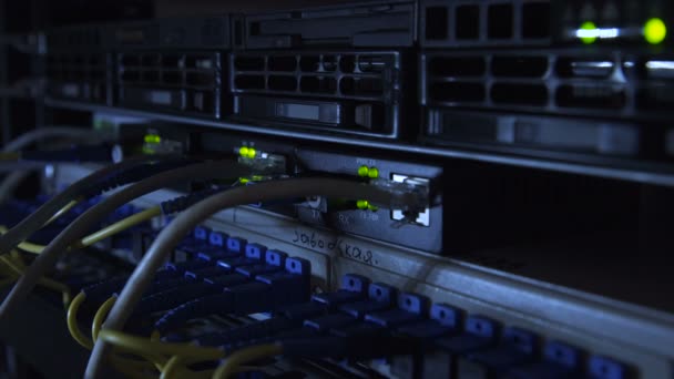 Primer plano de los cables de hardware del servidor — Vídeo de stock