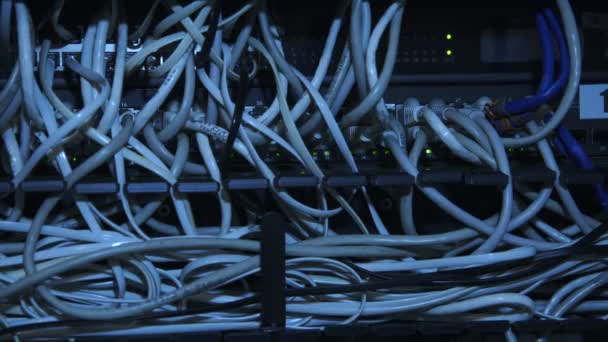 Nahaufnahme Eines Modernen Servercomputers Mit Vielen Kabeln Rack Mit Blinkenden — Stockvideo