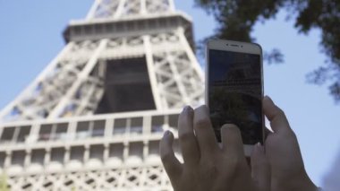 Eyfel Kulesi, kadın alarak Fotoğrafı kırp