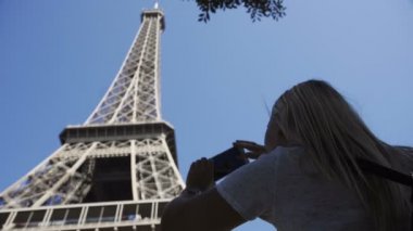 Eyfel Kulesi, kadın alarak Fotoğrafı kırp