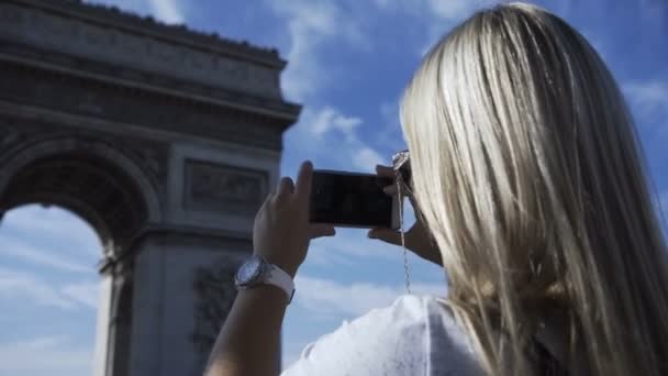 Žena zobrazující Arc de Triopmhe na slunci — Stock video
