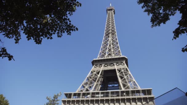 Вид на Эйфелеву башню под голубым небом — стоковое видео
