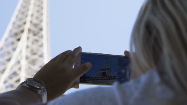 Przytnij obraz biorąc kobieta wieżę Eiffla — Wideo stockowe
