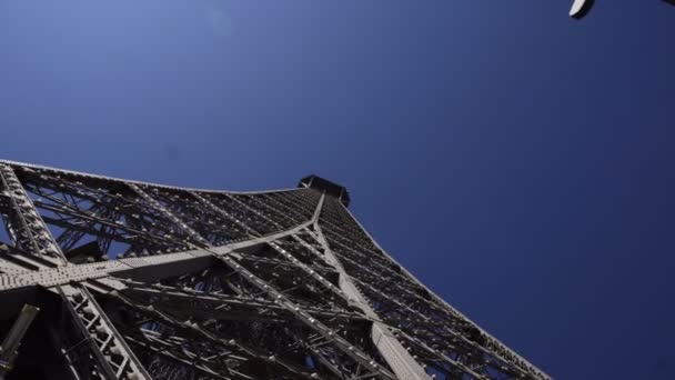 Vista prospectiva da construção metálica da Torre Eiffel — Vídeo de Stock