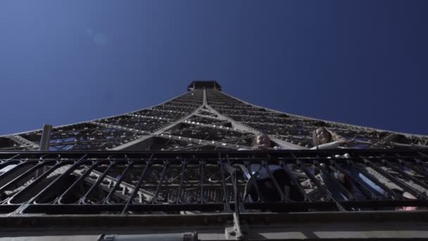 Perspectief weergave van metalen constructie van de Eiffeltoren — Stockvideo