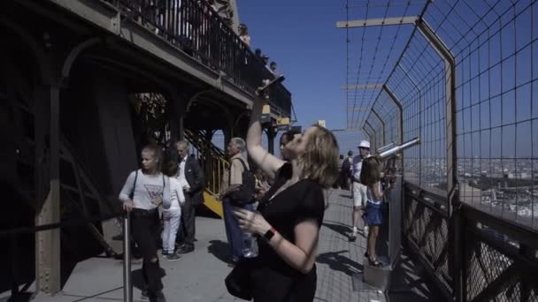 Pessoas no miradouro da Torre Eiffel — Vídeo de Stock