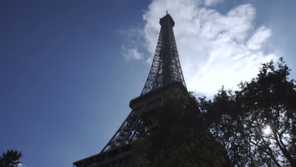 Blick auf den Eiffelturm unter blauem Himmel — Stockvideo