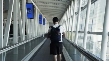 İnsanlar geçit havaalanında taşıma