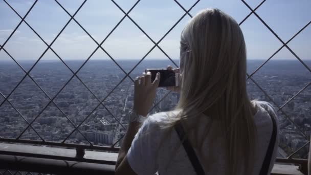Kobieta przy Fotografia panoramę miasta ze smartfonem — Wideo stockowe