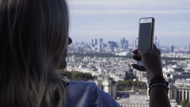 Mujer tomando fotos de paisaje urbano — Vídeos de Stock