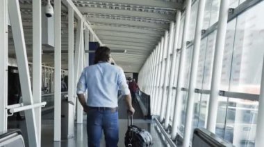 İnsanlar geçit havaalanında taşıma