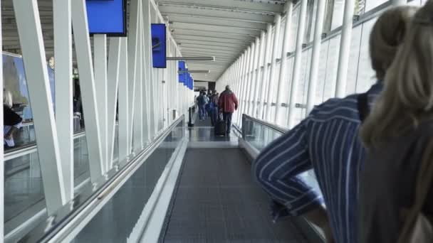 Persone in movimento passerella in aeroporto — Video Stock