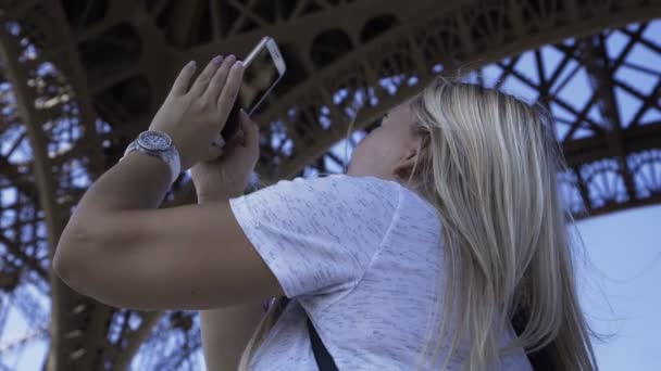 Ευτυχισμένη γυναίκα λαμβάνοντας πανοραμική εικόνα κάτω από τον Πύργο του Άιφελ — Αρχείο Βίντεο