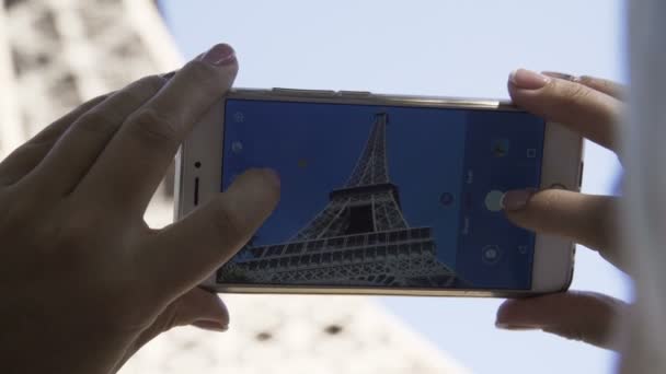 Mulher de colheita tirando fotos da Torre Eiffel — Vídeo de Stock