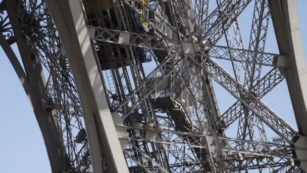 Elevador em movimento dentro da Torre Eiffel — Vídeo de Stock