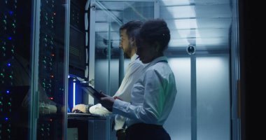 Vr gözlük veri merkezindeki çağdaş mühendisler