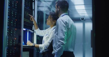 Veri merkezinde coworking cihazlar ile mühendisler