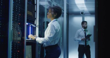 Veri merkezinde coworking cihazlar ile mühendisler