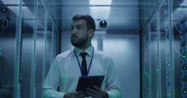 Sunucu donanımı teşhis tablet kadınla