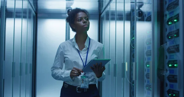 Mujer con tableta de diagnóstico de hardware del servidor — Foto de Stock