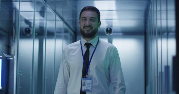 Ingénieur souriant dans le couloir du centre de données — Photo