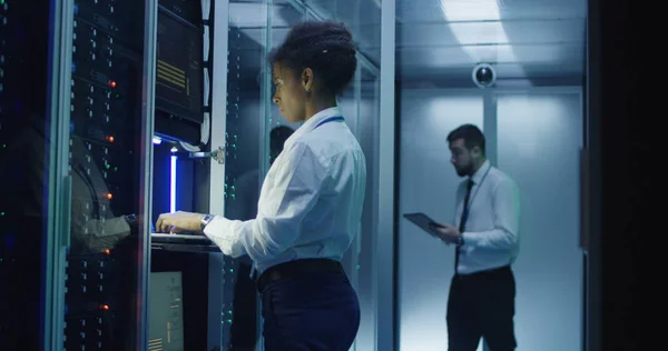 Diversos colegas con tabletas en el centro de datos — Foto de Stock