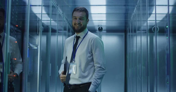 Uśmiechający się inżynier w korytarz centrum danych — Zdjęcie stockowe