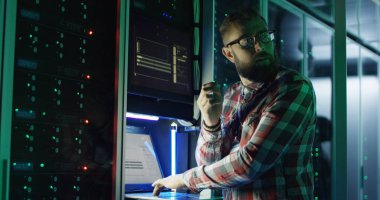 Uzman ayar sunucuları veri merkezindeki sakallı