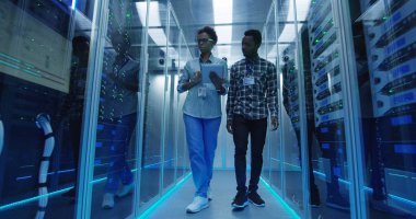 Etnik bu uzmanları ile sunucu odası tablet