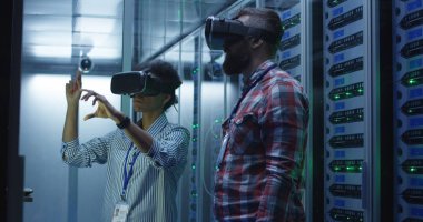 Çeşitli bu uzman Vr kullanarak sunucu odasına gözlük
