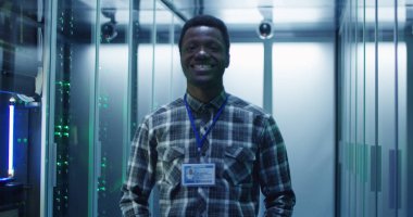 Sunucu odası katında gülümseyen zenci