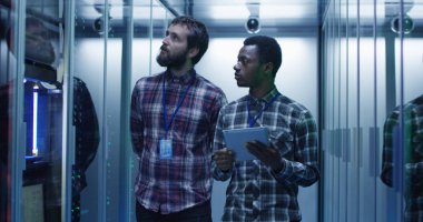 Çeşitli bu uzmanları ile sunucu odası tablet