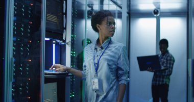 Etnik veri merkezindeki gülümseyen