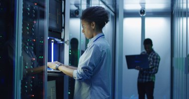 Etnik veri merkezindeki gülümseyen