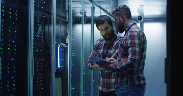 Coworking hombres adultos diagnosticando hardware del servidor — Foto de Stock
