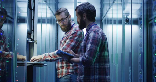 Coworking hombres adultos diagnosticando hardware del servidor — Foto de Stock